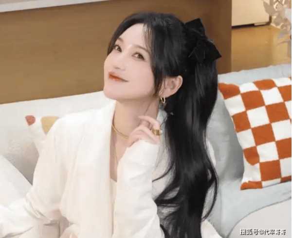 42岁歌手金莎近况曝光！婚礼现场演唱三首歌曲，宾客只顾吃席没人搭理