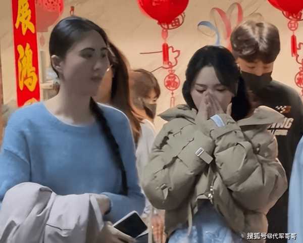 42岁歌手金莎近况曝光！婚礼现场演唱三首歌曲，宾客只顾吃席没人搭理