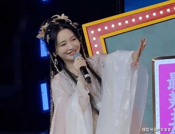 42岁歌手金莎近况曝光！婚礼现场演唱三首歌曲，宾客只顾吃席没人搭理