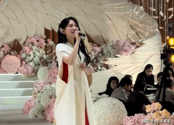 42岁歌手金莎近况曝光！婚礼现场演唱三首歌曲，宾客只顾吃席没人搭理