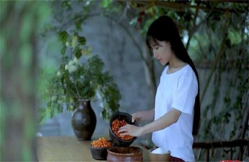 李子柒上央视,这段时间她很倒霉,但是她格局却非常大