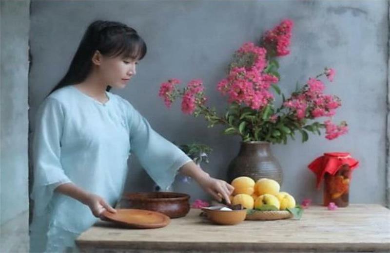 李子柒上央视,这段时间她很倒霉,但是她格局却非常大